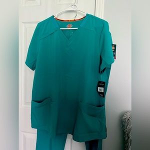 Dickies Women’s Scrub Set